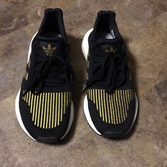 adidas swift run black and gold mens